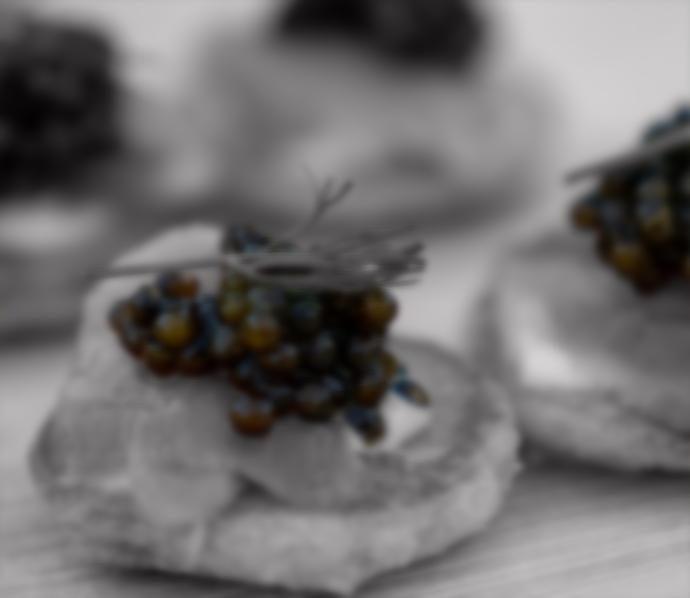 Granos de Caviar Sobre una roca